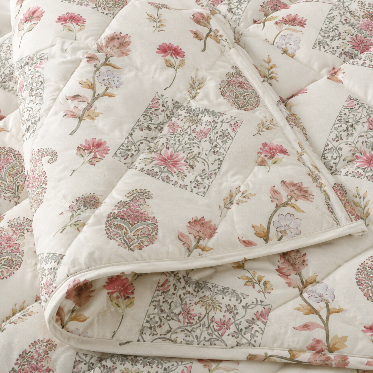 Soft Microfiber Bedding Set with Comforter, Bedsheet & Pillow Covers